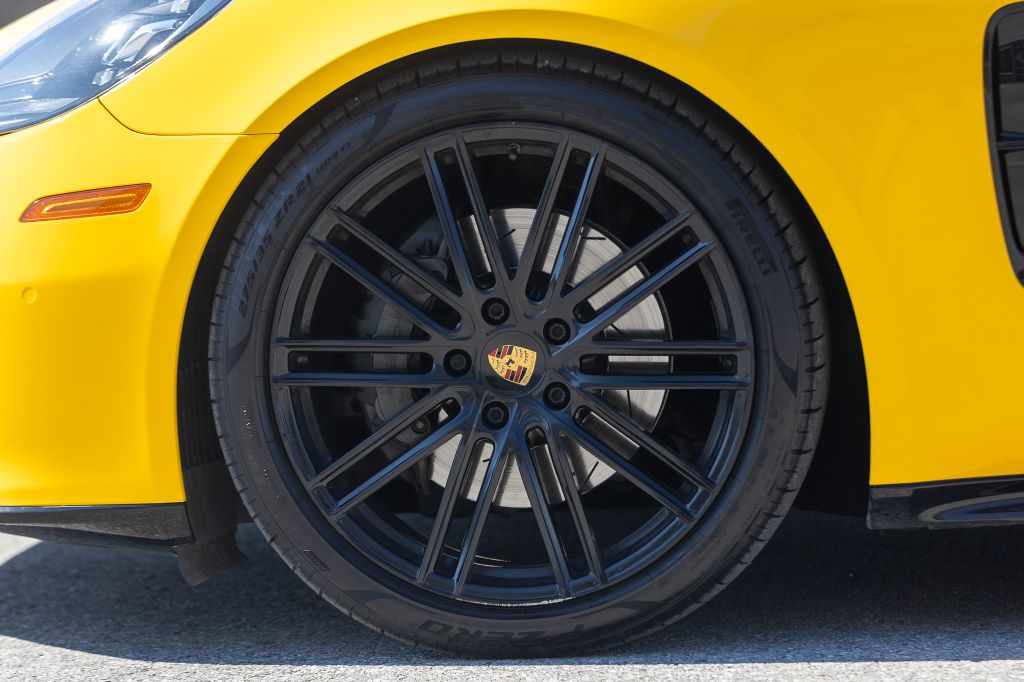 Photo 4 of this PORSCHE PANAMERA