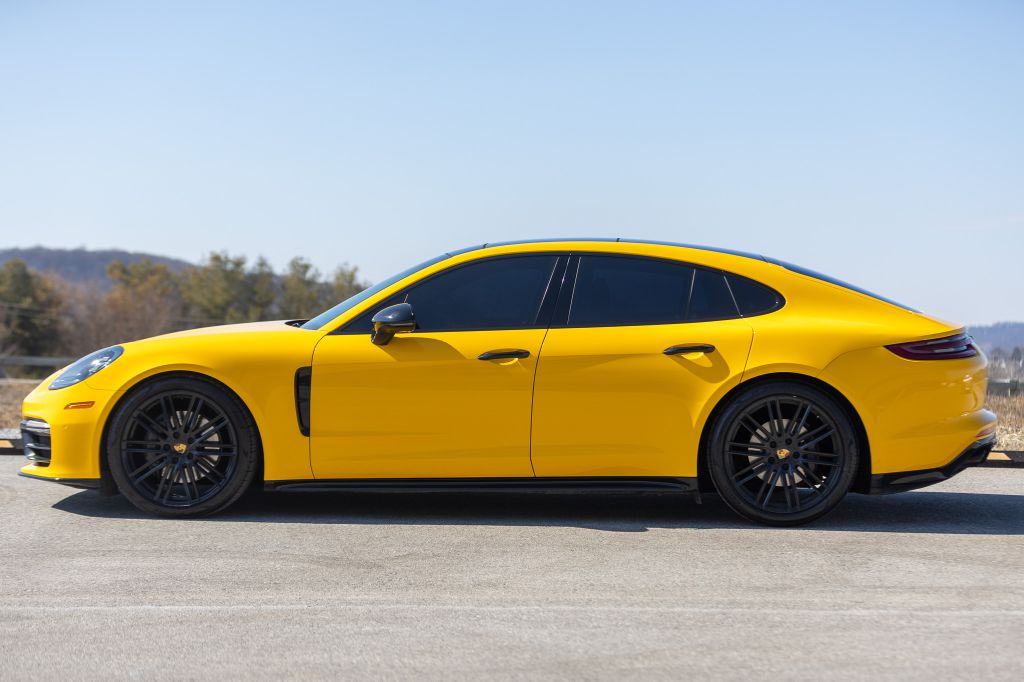 Photo 5 of this PORSCHE PANAMERA