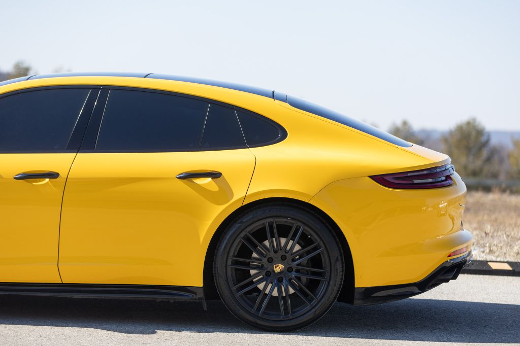 Photo 6 of this PORSCHE PANAMERA