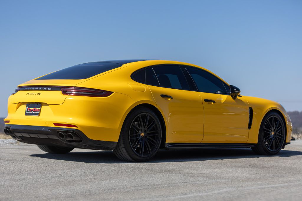 Photo 26 of this PORSCHE PANAMERA