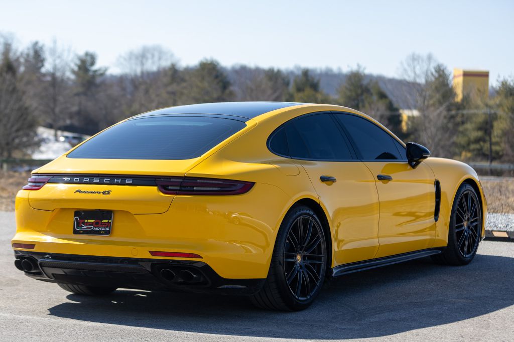 Photo 32 of this PORSCHE PANAMERA
