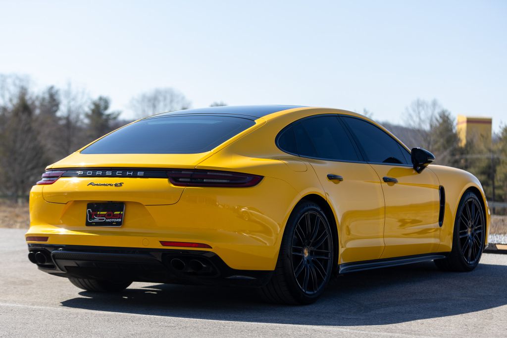 Photo 33 of this PORSCHE PANAMERA