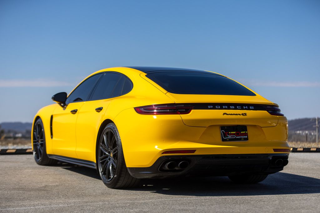 Photo 42 of this PORSCHE PANAMERA