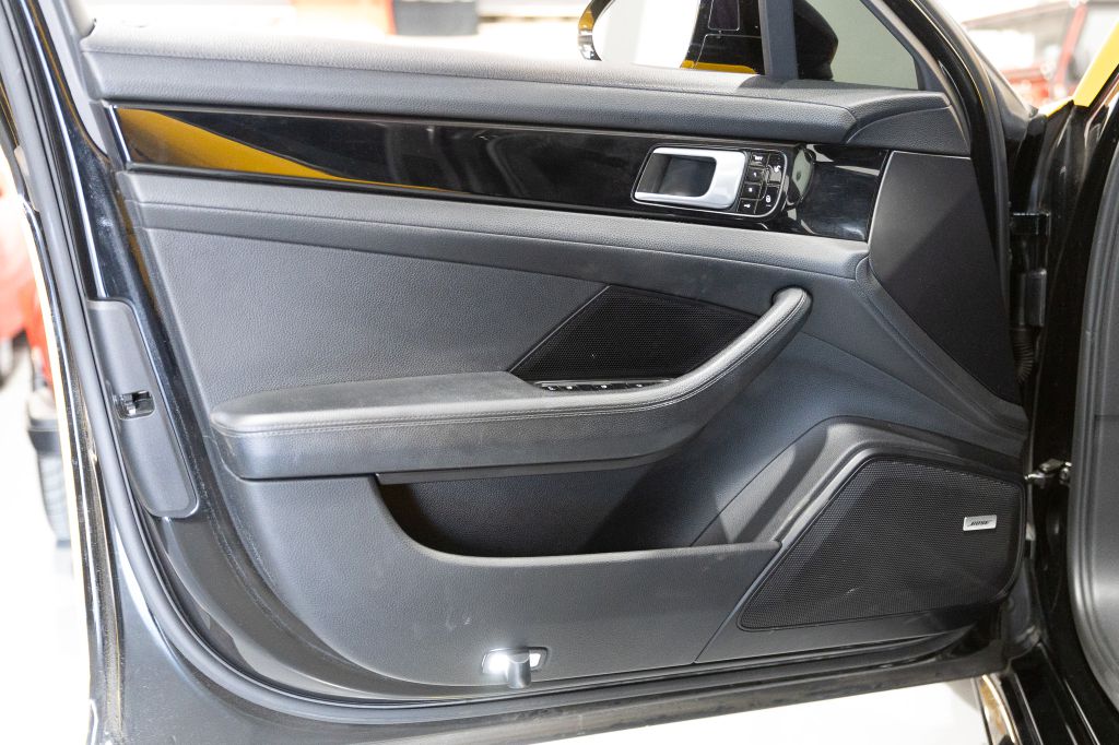 Photo 47 of this PORSCHE PANAMERA