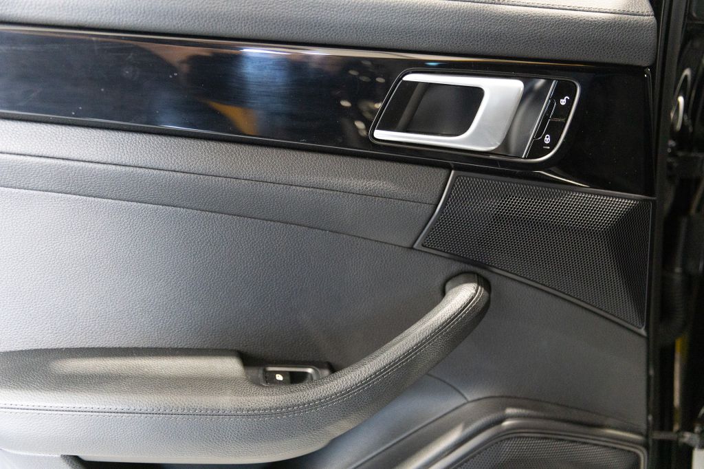 Photo 55 of this PORSCHE PANAMERA