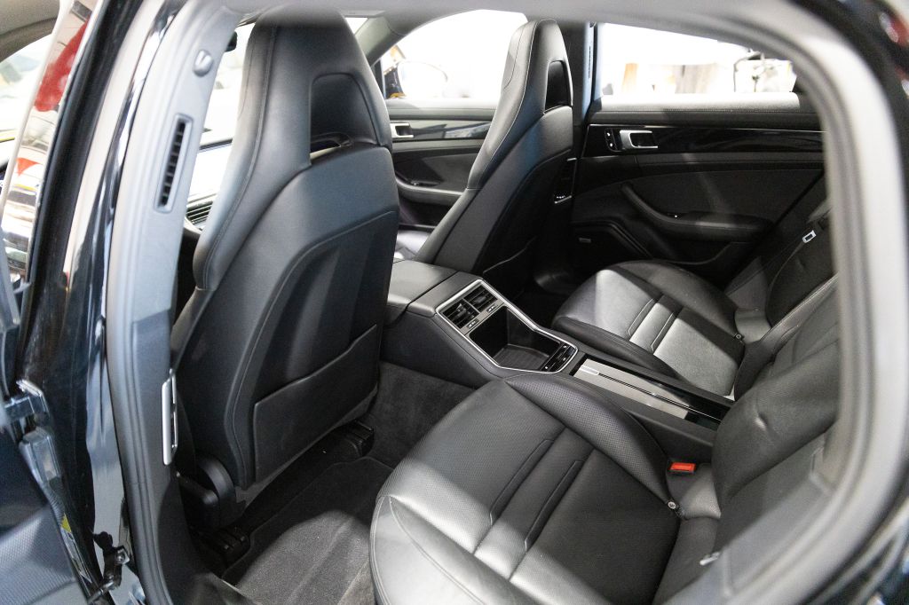 Photo 56 of this PORSCHE PANAMERA