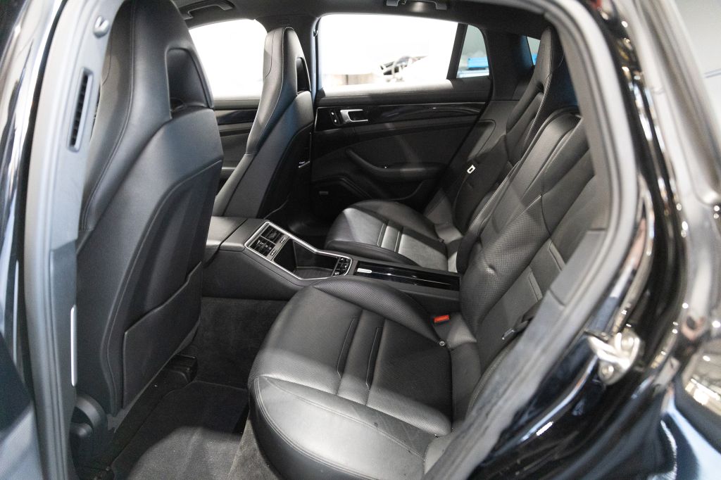 Photo 57 of this PORSCHE PANAMERA
