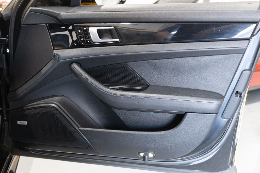 Photo 58 of this PORSCHE PANAMERA