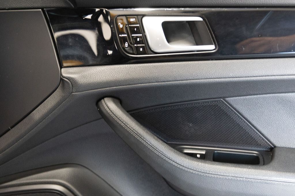 Photo 59 of this PORSCHE PANAMERA