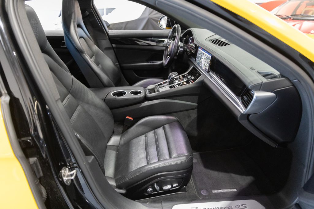 Photo 61 of this PORSCHE PANAMERA
