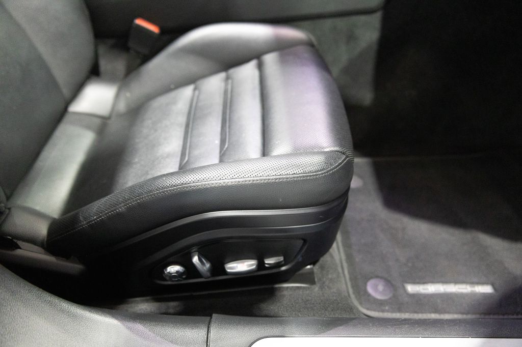 Photo 63 of this PORSCHE PANAMERA