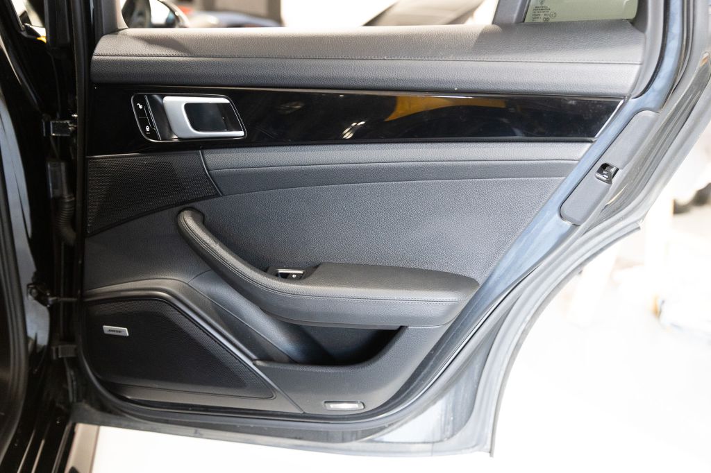 Photo 64 of this PORSCHE PANAMERA