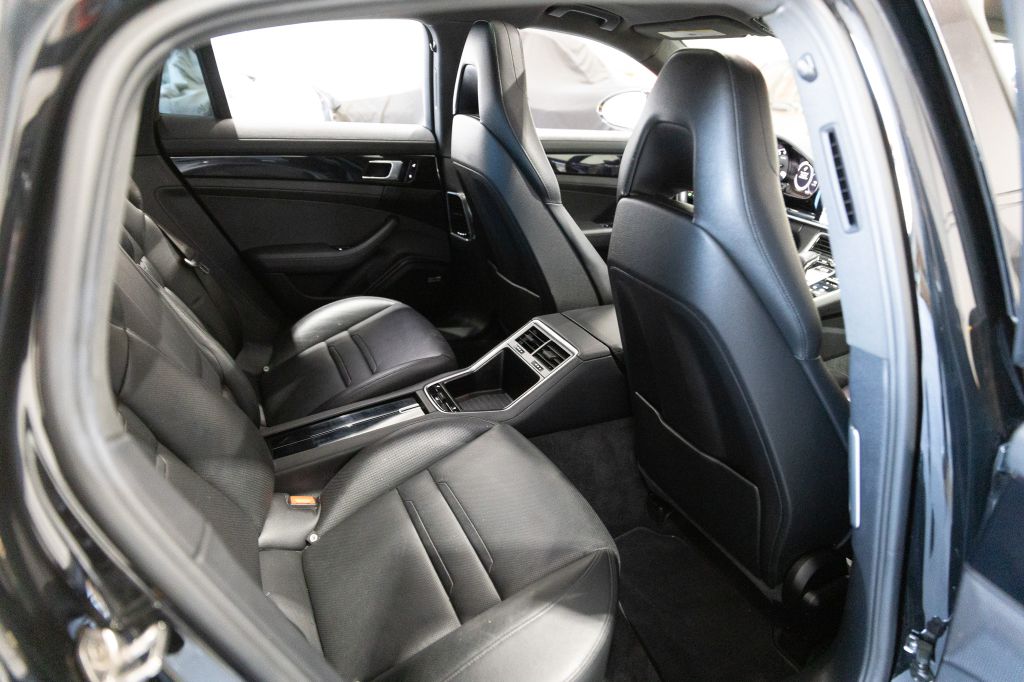 Photo 66 of this PORSCHE PANAMERA