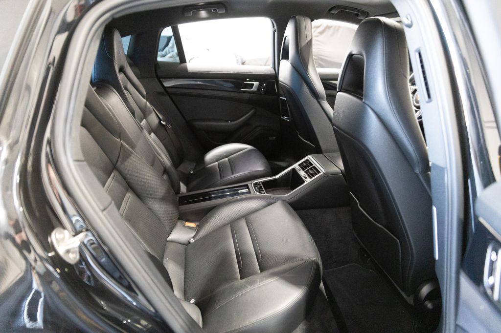 Photo 67 of this PORSCHE PANAMERA