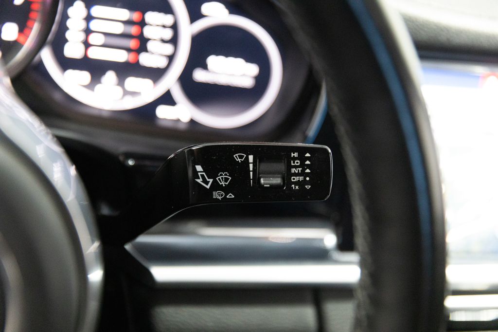 Photo 85 of this PORSCHE PANAMERA
