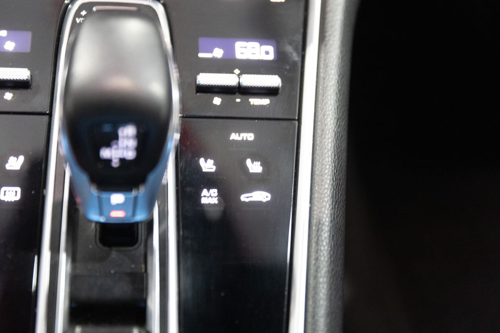 Photo 103 of this PORSCHE PANAMERA