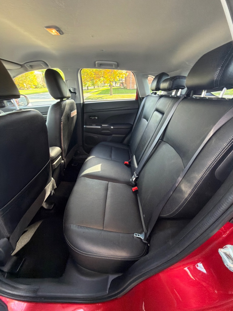Photo 10 of this MITSUBISHI OUTLANDER SPORT