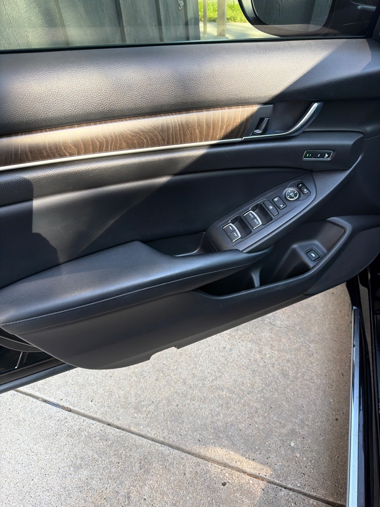 Photo 19 of this MITSUBISHI OUTLANDER SPORT