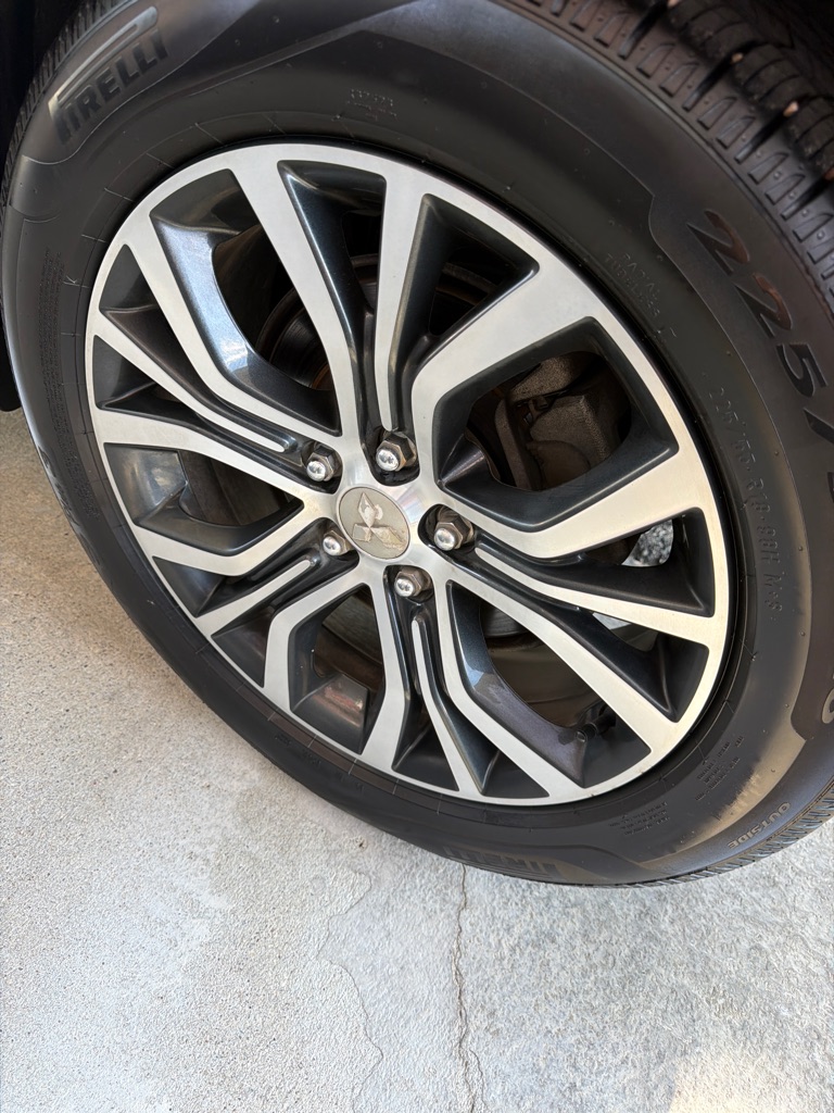 Photo 5 of this MITSUBISHI OUTLANDER SPORT