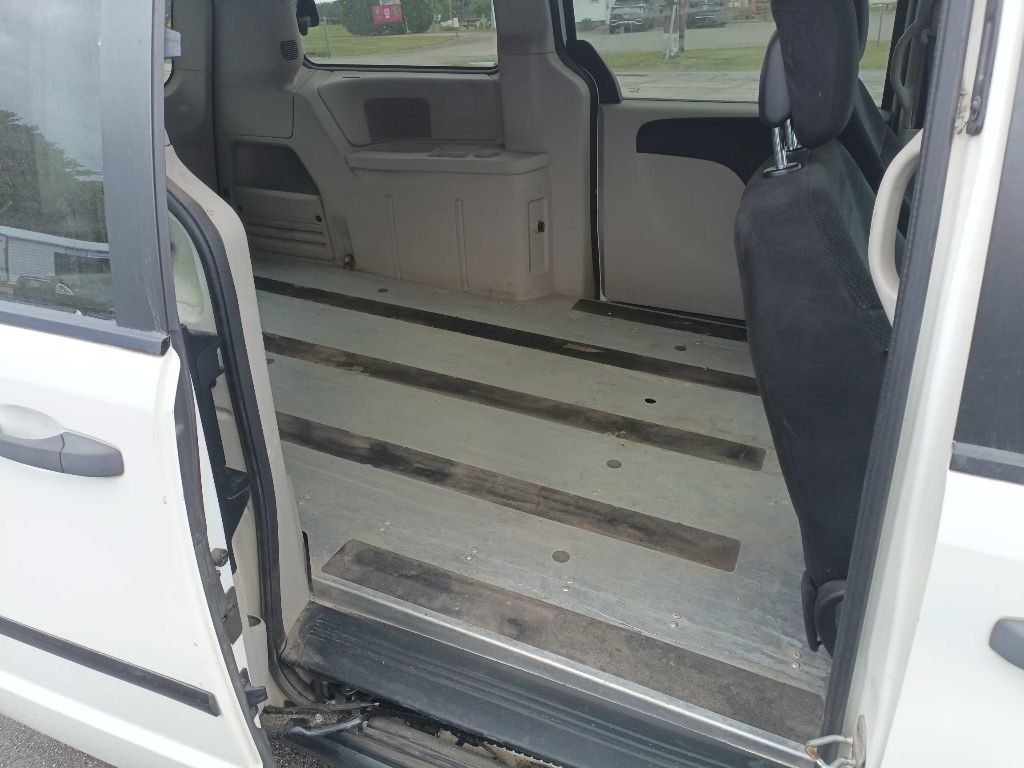 Photo 16 of this DODGE RAM VAN