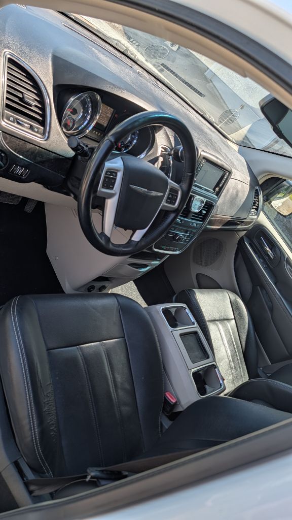 Photo 9 of this CHRYSLER TOWN AND COUNTR