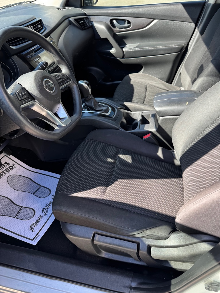 Photo 8 of this NISSAN ROGUE SPORT