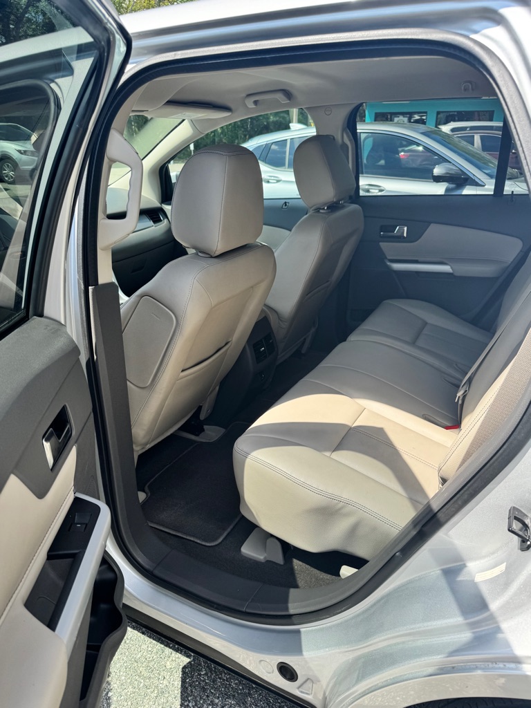Photo 8 of this FORD EDGE