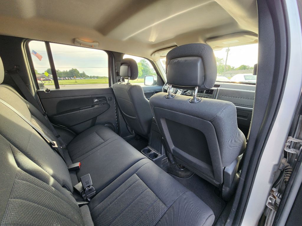 Photo 20 of this JEEP LIBERTY
