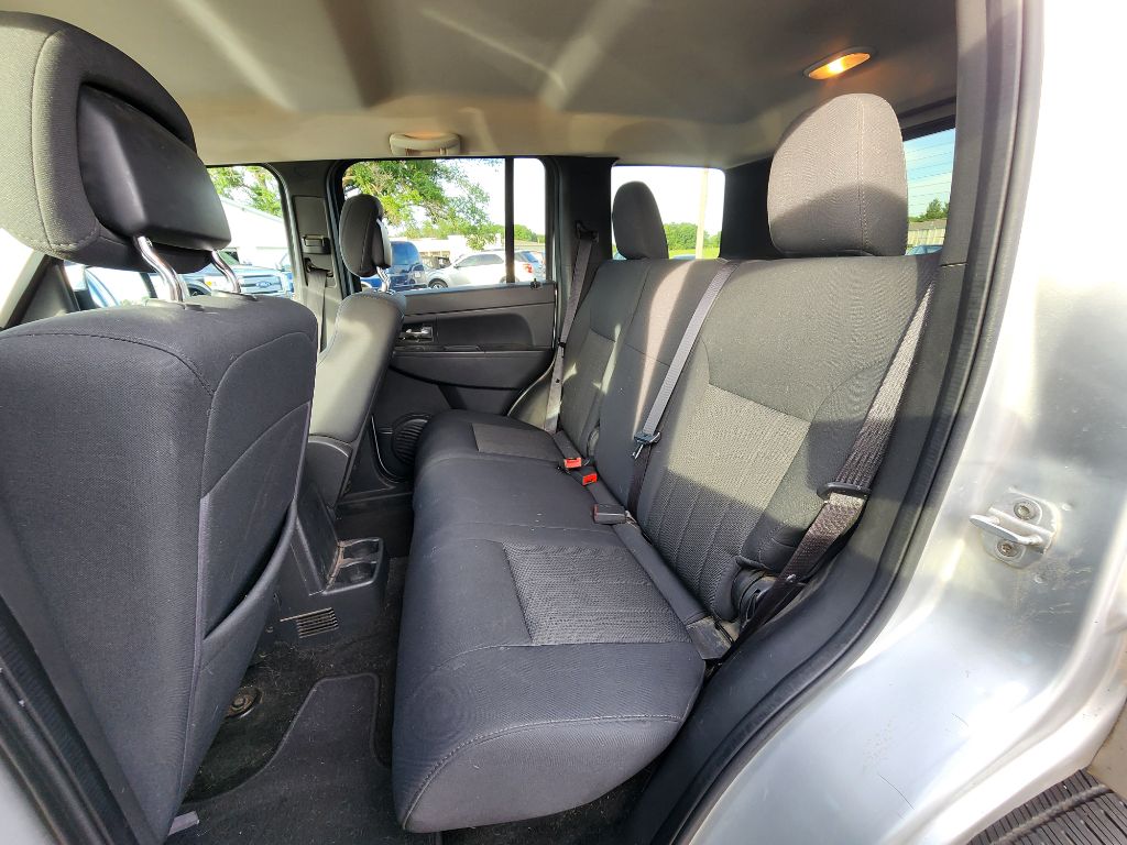 Photo 17 of this JEEP LIBERTY