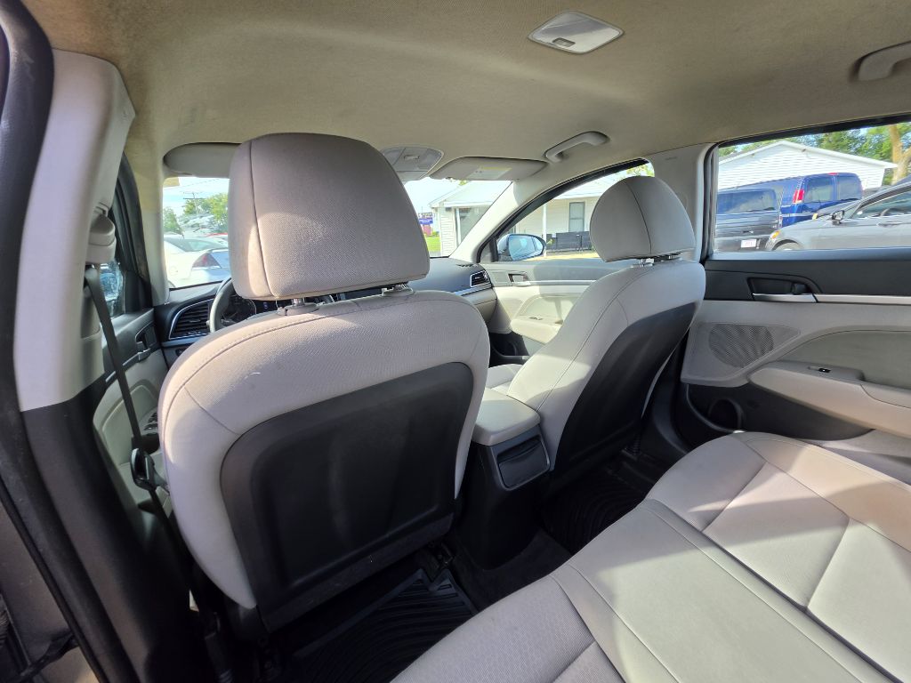 Photo 18 of this HYUNDAI ELANTRA
