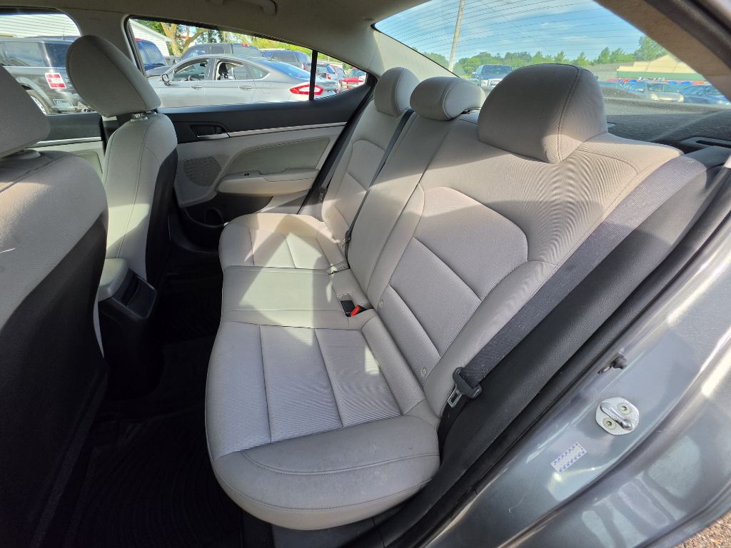 Photo 19 of this HYUNDAI ELANTRA