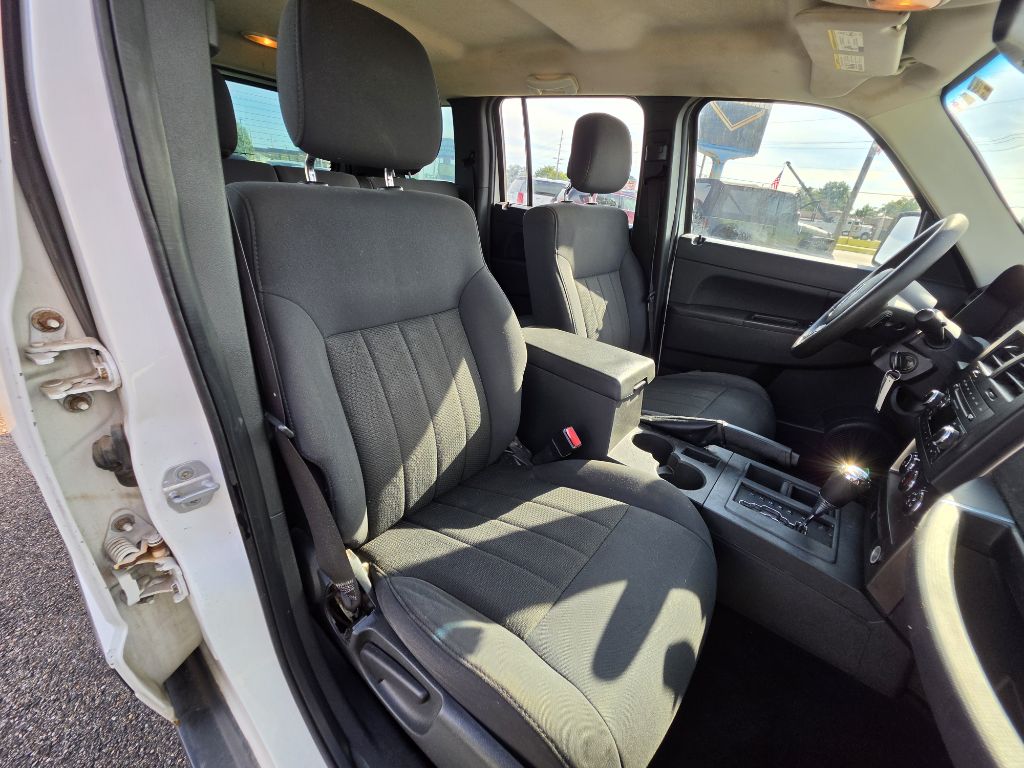 Photo 17 of this JEEP LIBERTY
