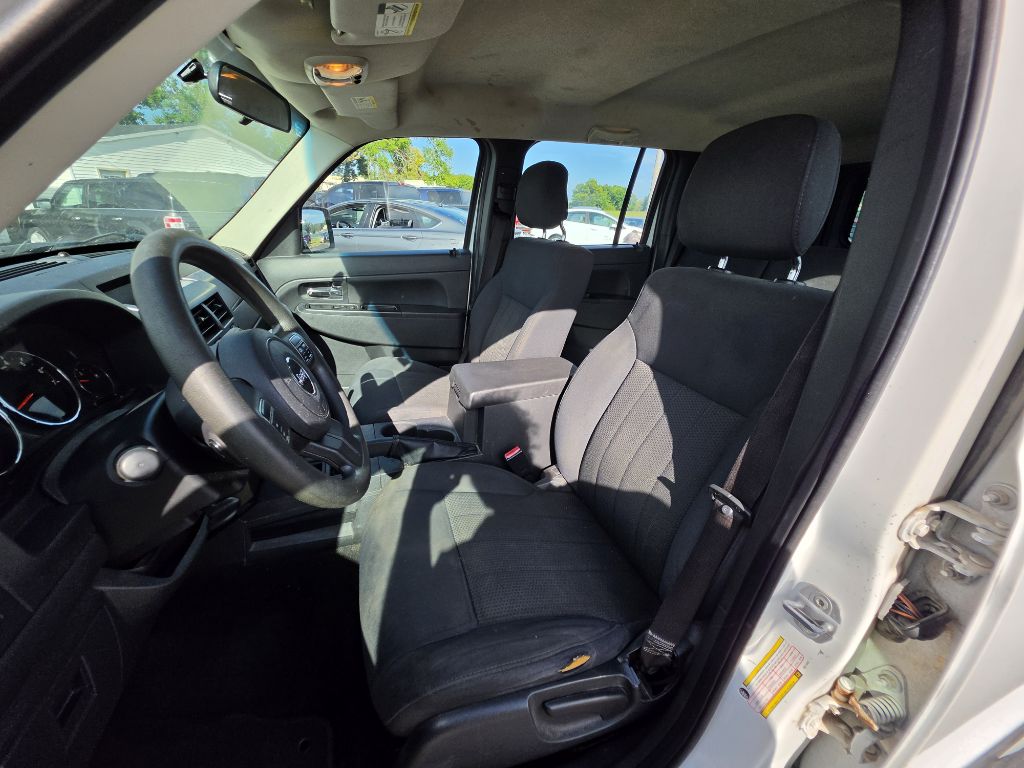 Photo 14 of this JEEP LIBERTY