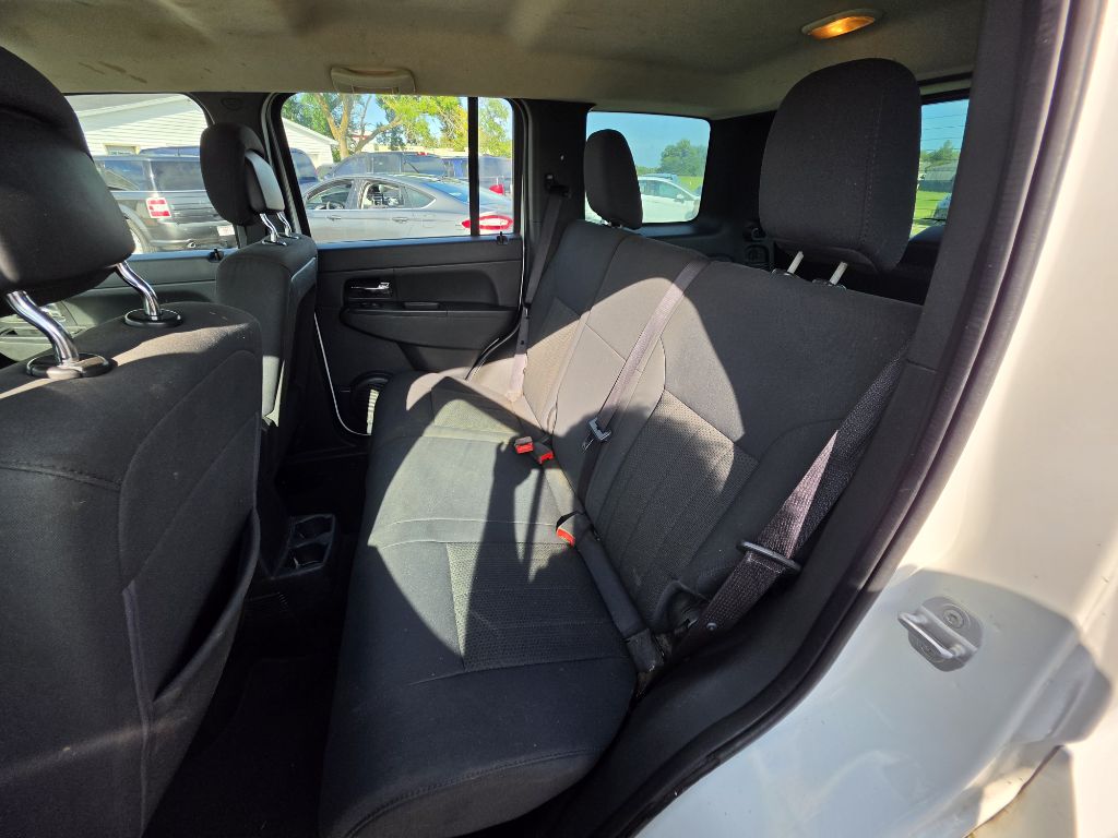 Photo 18 of this JEEP LIBERTY