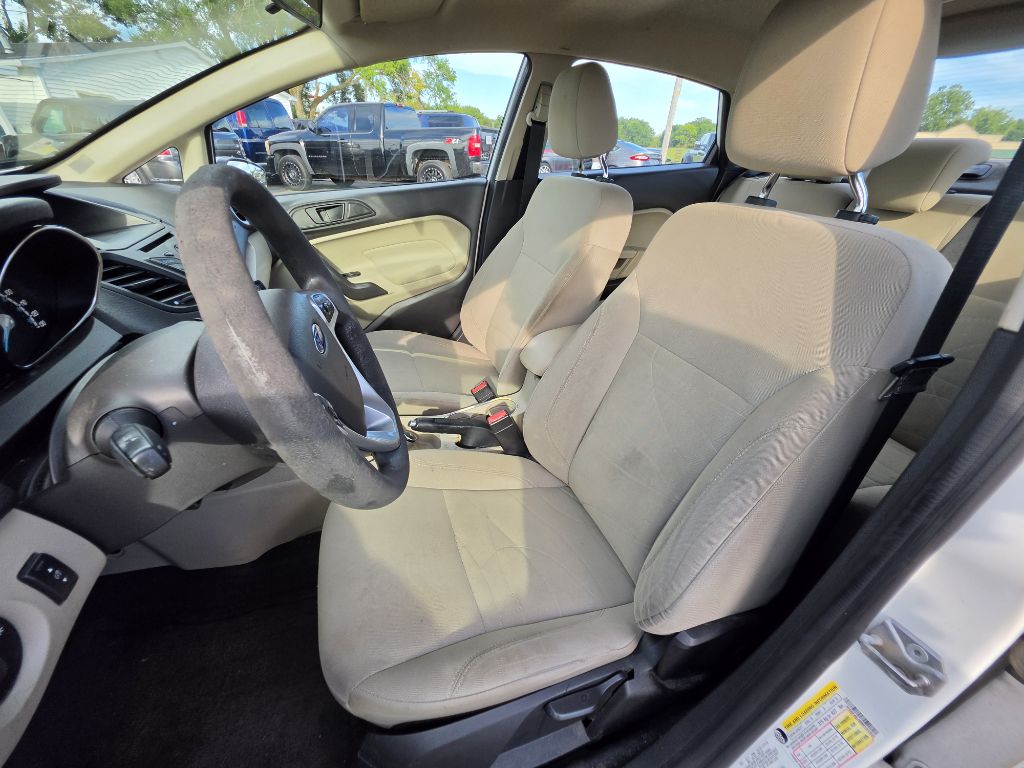 Photo 16 of this FORD FIESTA
