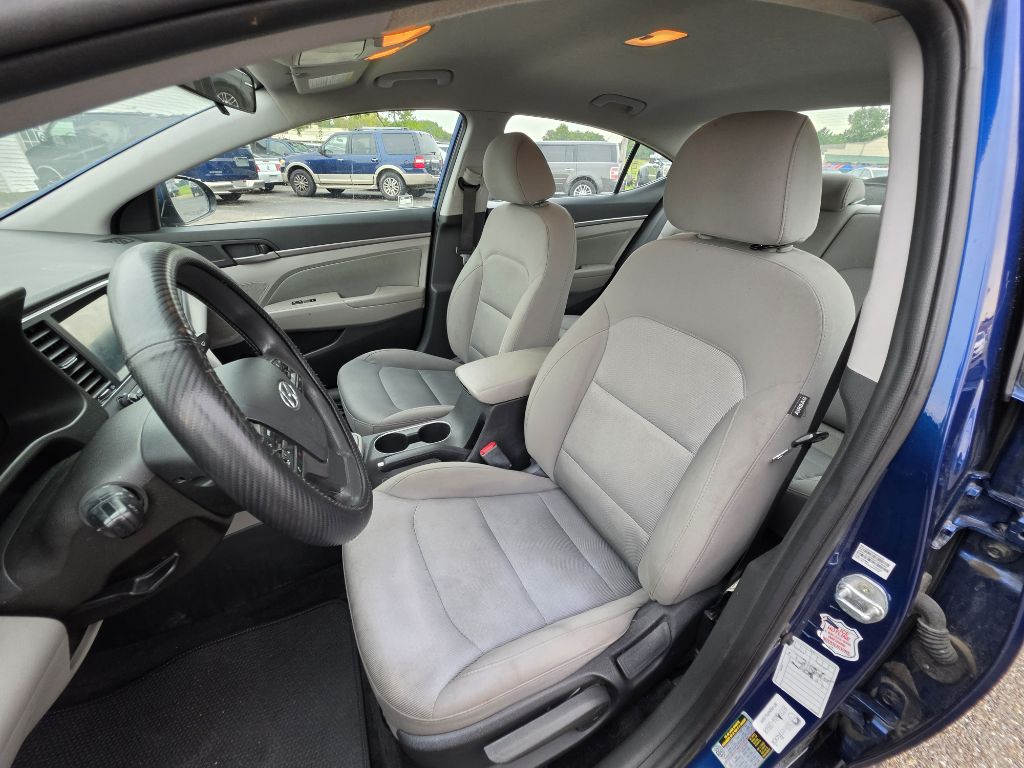 Photo 15 of this HYUNDAI ELANTRA