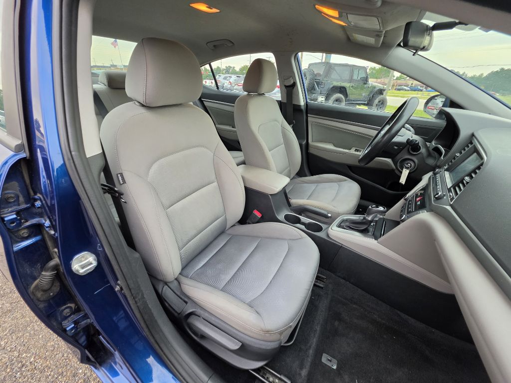 Photo 14 of this HYUNDAI ELANTRA