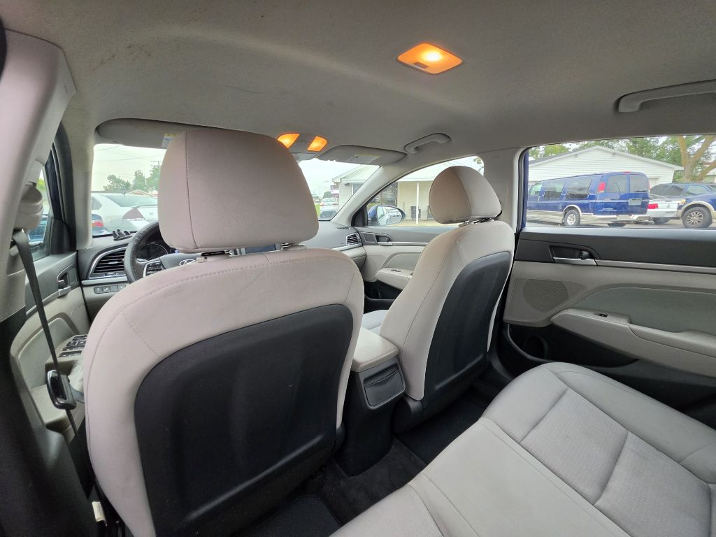 Photo 17 of this HYUNDAI ELANTRA