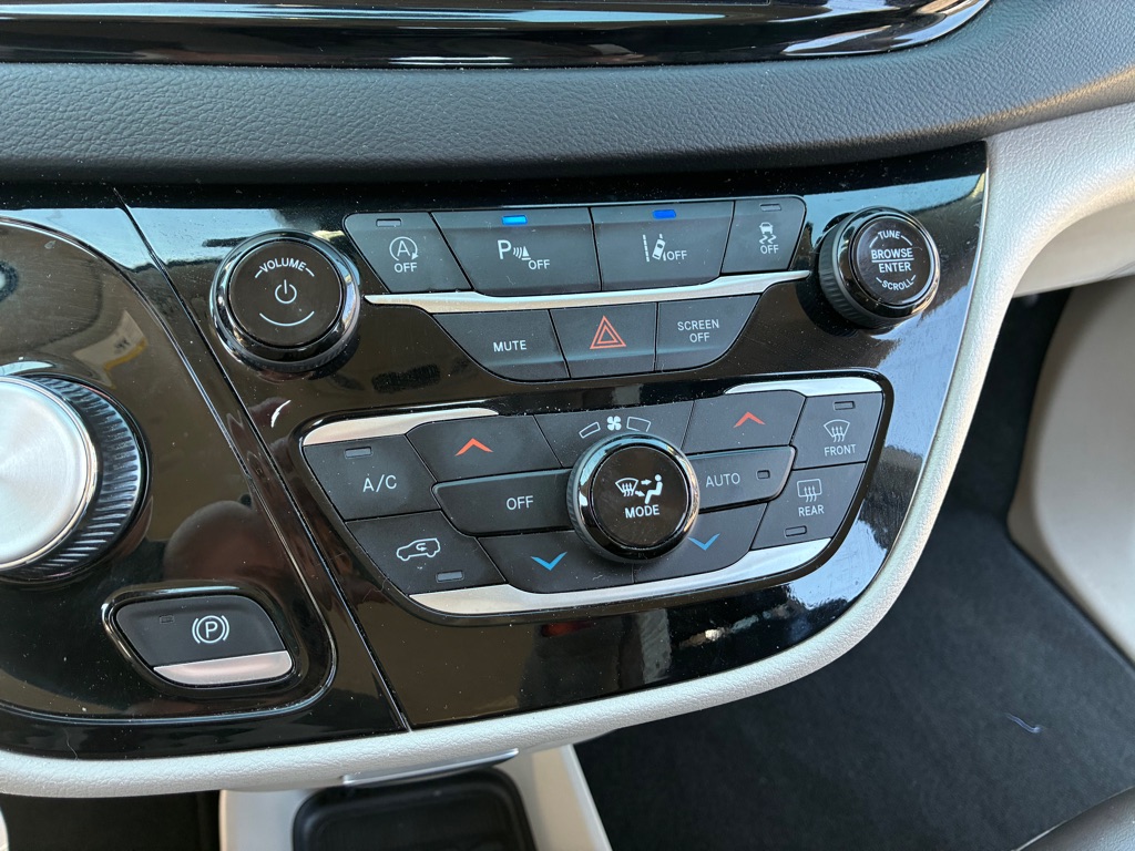 Photo 16 of this CHRYSLER PACIFICA