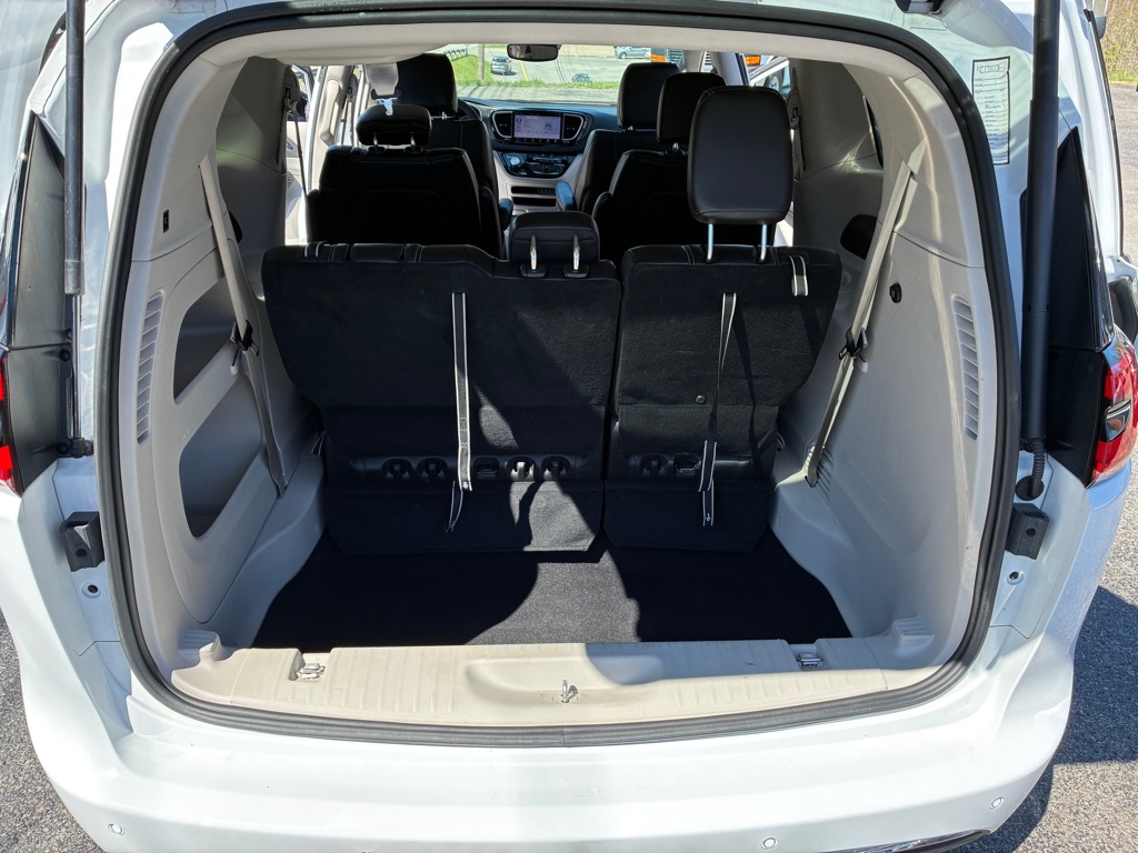 Photo 8 of this CHRYSLER PACIFICA