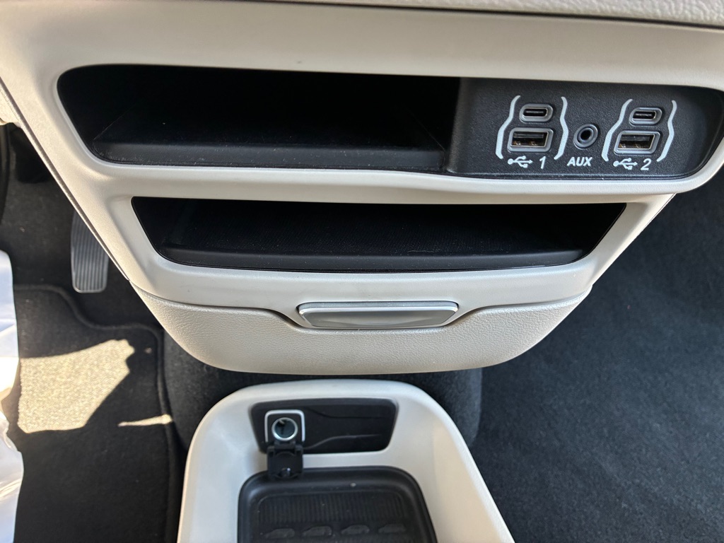 Photo 17 of this CHRYSLER PACIFICA