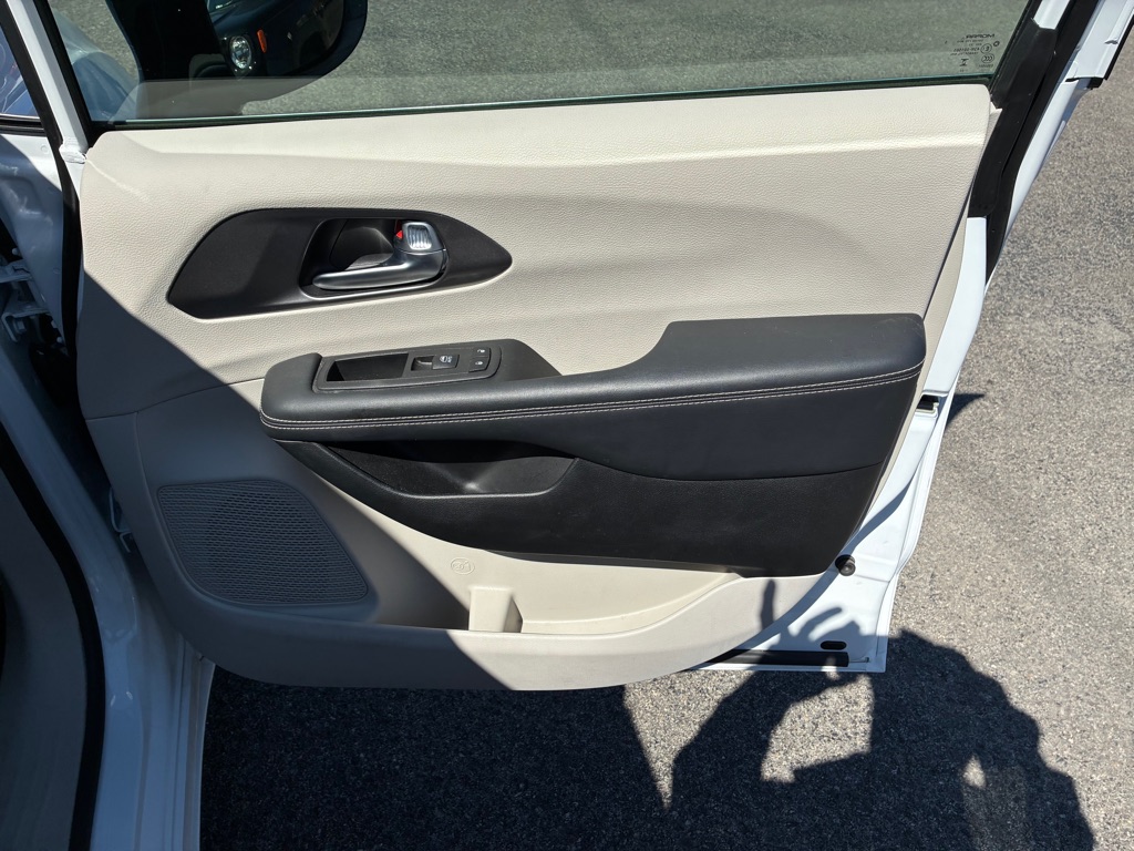 Photo 6 of this CHRYSLER PACIFICA