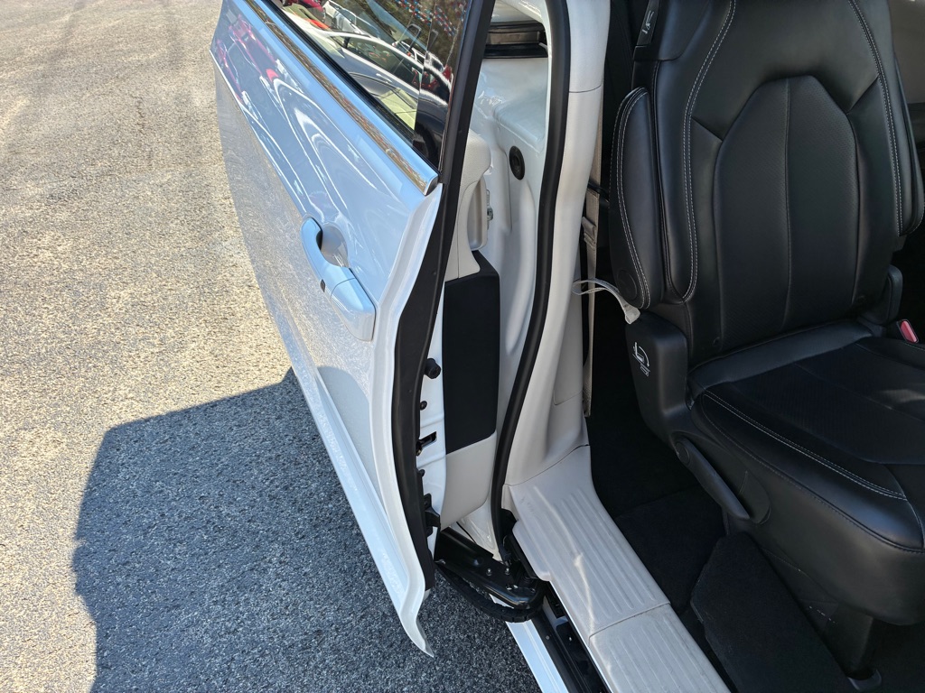 Photo 7 of this CHRYSLER PACIFICA