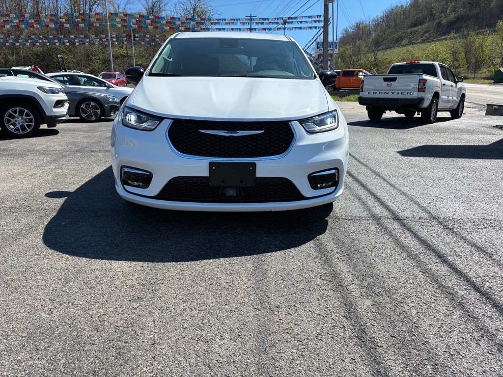 Photo 2 of this CHRYSLER PACIFICA