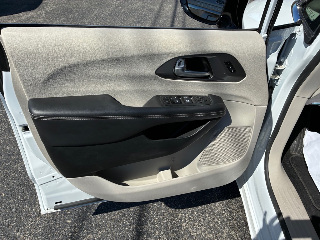 Photo 5 of this CHRYSLER PACIFICA