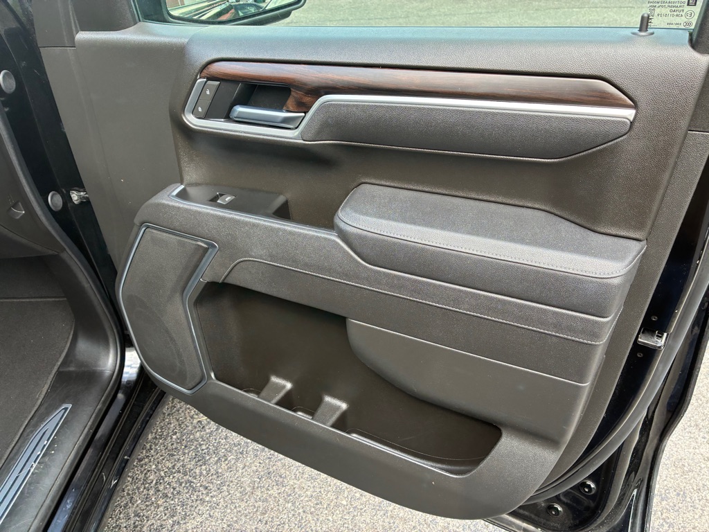 Photo 16 of this GMC SIERRA