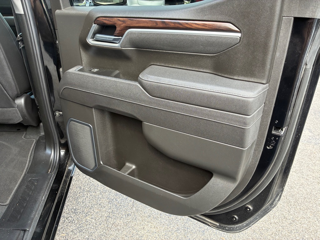 Photo 15 of this GMC SIERRA