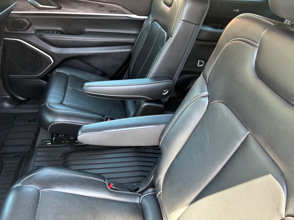 Photo 17 of this JEEP GRAND CHEROKEE