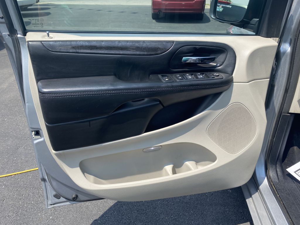Photo 21 of this DODGE GRAND CARAVAN
