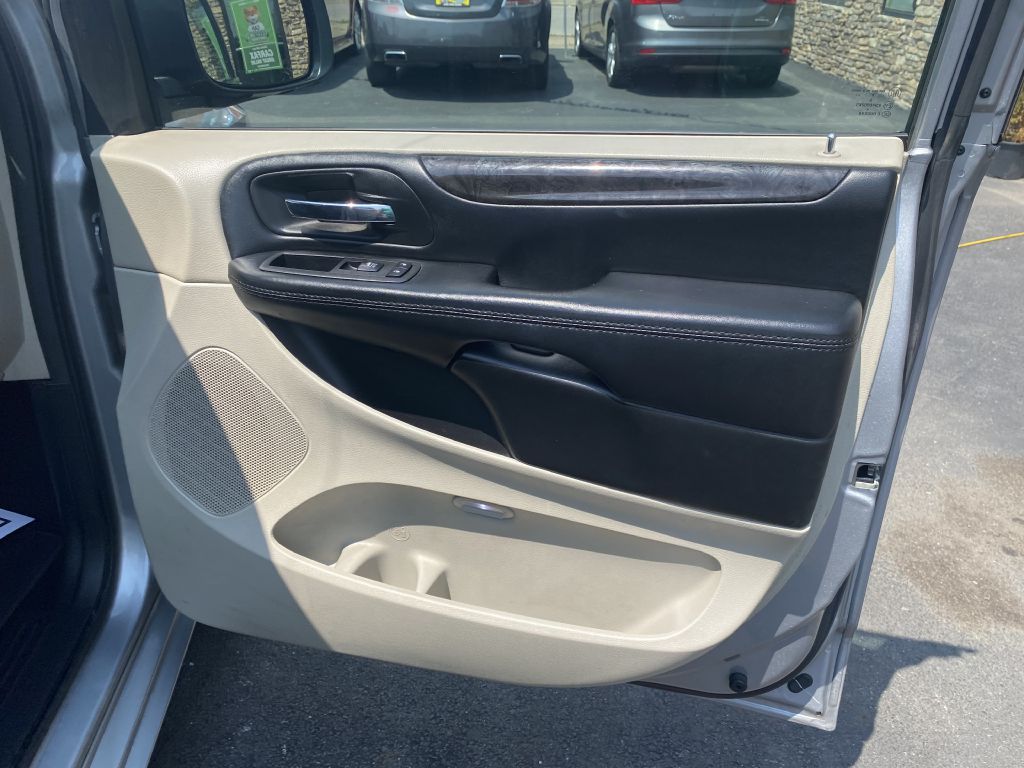Photo 22 of this DODGE GRAND CARAVAN